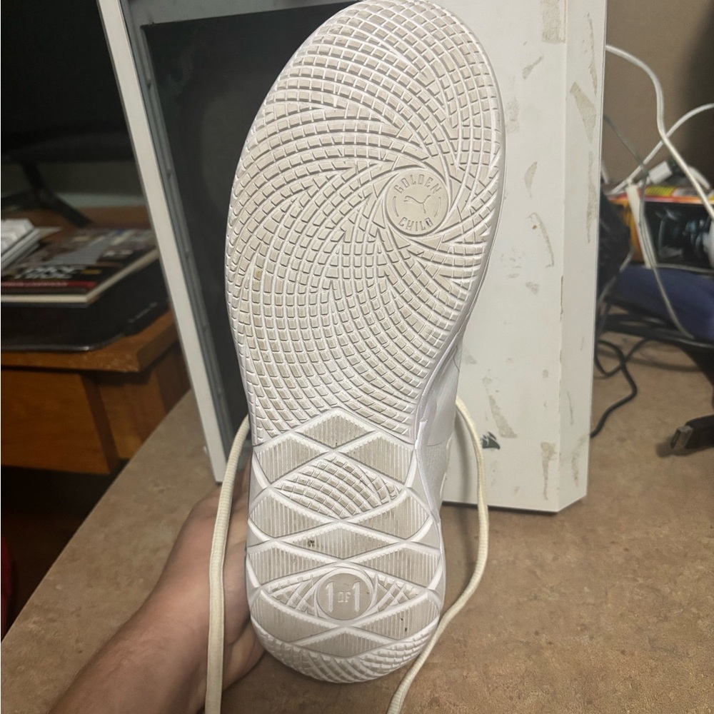 MB.01 All White